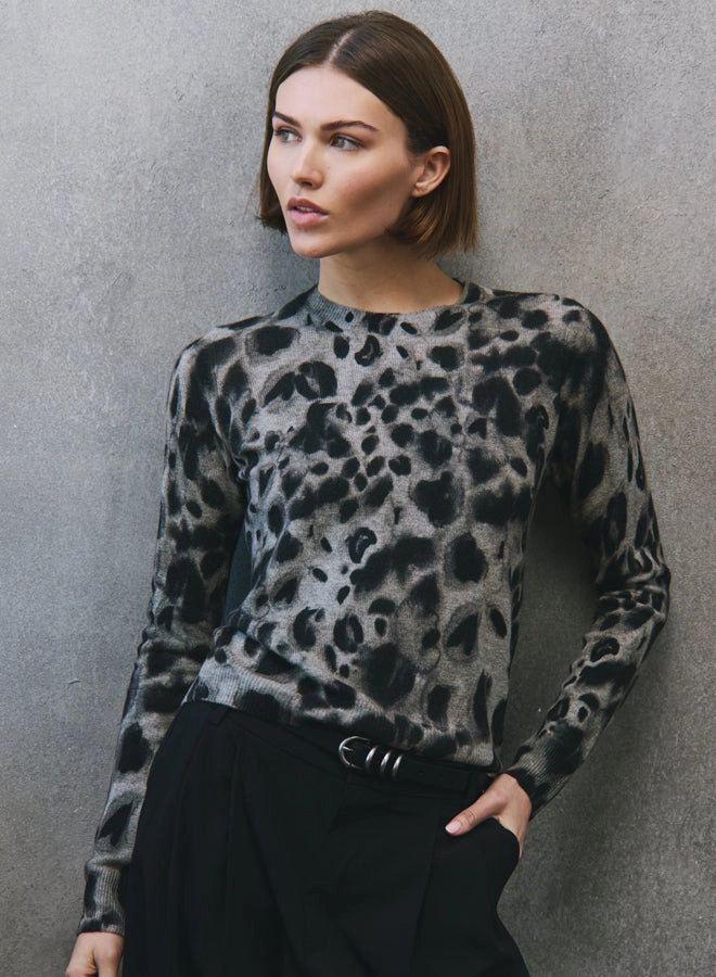Casual Fit SweatAbsorbentLining WATERCOLOUR CHEETAH CREW NECK SWEATER